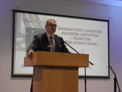 Uroczysta promocja "Biograficznego leksykonu autorów, artystów i twórców Ziemi Dobrzyńskiej", Rypin dnia 25 IV 2025 r. Dyrektor Muzeum Ziemi Dobrzyńskiej, mgr Andrzej Szalkowski - prowadzący spotkanie.