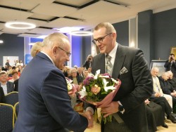Uroczysta promocja "Biograficznego leksykonu autorów, artystów i twórców Ziemi Dobrzyńskiej", Rypin dnia 25 IV 2025 r. Zasłużone gratulacje i podziękowania dla Autora.