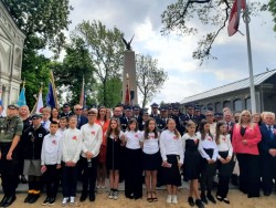 Przed PNPZD stanęliśmy razem z Wójtem Gminy Zbójno Panią  Katarzyną Kukielską, Kustoszem Sanctus Oboriensis O. Piotrem Słomińskim, harcerzami, druhami ze straży pożarnych, młodzieżą wraz z opiekunami  ze szkół patronackich w Zbójnie i Zajeziorzu (3 V 2025)